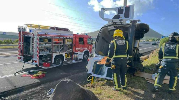 Женщина-водитель получила травмы при опрокидывании фургона на шоссе TF-1 Женщина-водитель получила травмы при опрокидывании фургона на шоссе TF-1