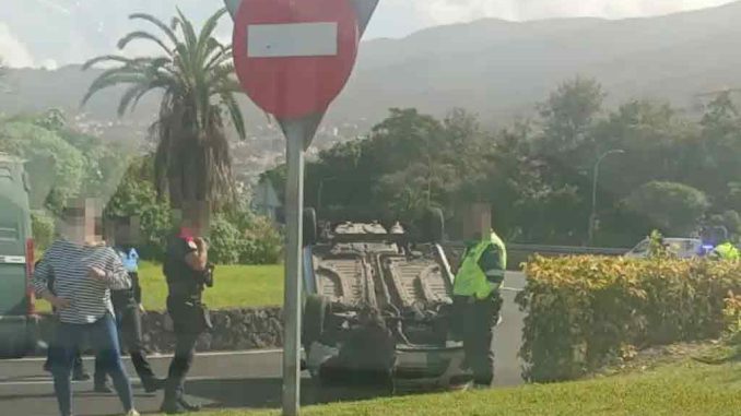 Женщина спаслась, когда её машина перевернулась на севере Тенерифе Женщина спаслась, когда её машина перевернулась на севере Тенерифе