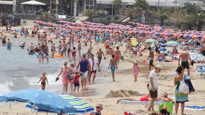 Канарские острова устали от туристов: Лансароте начал отказываться первым Канарские острова устали от туристов: Лансароте начал отказываться первым