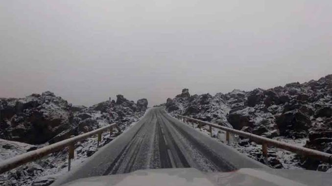 На Тейде спасли людей, застрявших в горах и автомобилях из-за гололёда на дороге На Тейде спасли людей, застрявших в горах и автомобилях из-за гололёда на дороге