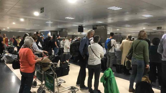 Пойманы во время кражи багажа при погрузке в самолёт в южном аэропорту Тенерифе Пойманы во время кражи багажа при погрузке в самолёт в южном аэропорту Тенерифе