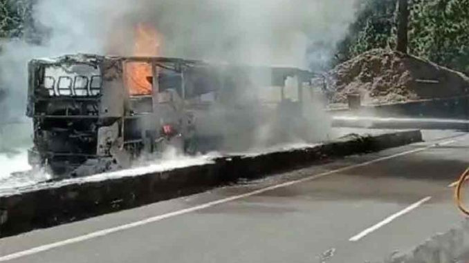 На юге Тенерифе вчера после обеда полностью сгорел автобус с туристами На юге Тенерифе вчера после обеда полностью сгорел автобус с туристами