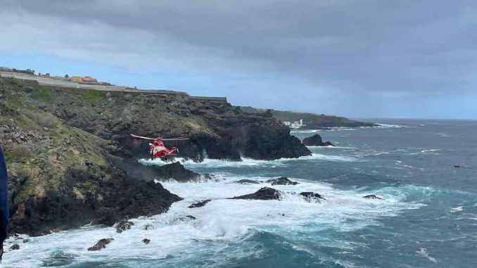 На севере острова Тенерифе из океана сегодня достали тело мужчины На севере острова Тенерифе из океана сегодня достали тело мужчины