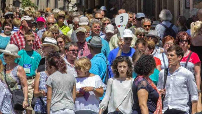 Испания устала от туристов? Всё чаще раздаются голоса о лимитировании