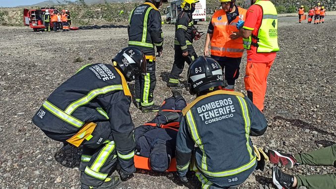 Тяжёлая авария на южном шоссе ТФ-1: пожарные вытаскивали человека из машины Тяжёлая авария на южном шоссе ТФ-1: пожарные вытаскивали человека из машины