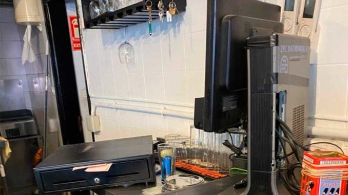 Внимание: двое мужчин в капюшонах грабят различные заведения на юге Тенерифе