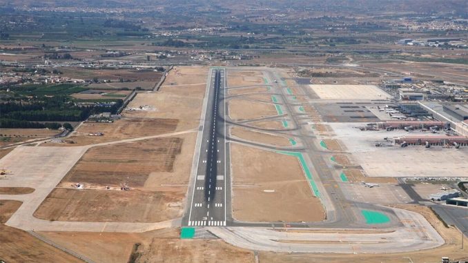 malaga Самолёт летел на Канарские острова, но... встретился с птицей и вернулся - iestafeta.com