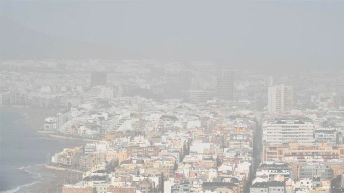 Весело на Канарах: красное предупреждение по жаре в 45ºC и оранжевое - по калиме