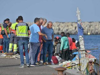 Канары говорят о крахе миграционной политики, Мадрид смотрит в сторону