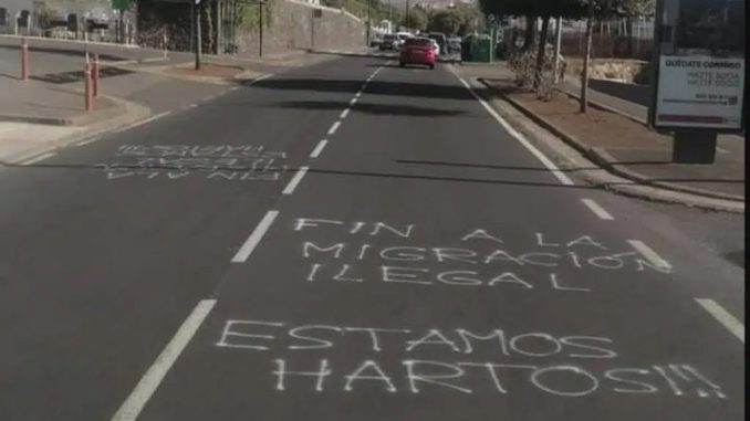 На дорогах острова Тенерифе появились граффити против нелегальных мигрантов На дорогах острова Тенерифе появились граффити против нелегальных мигрантов