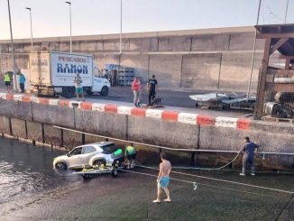 На юго-западе острова Тенерифе из океана достали упавшую машину