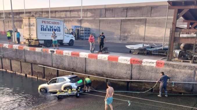 На юго-западе острова Тенерифе из океана достали упавшую машину На юго-западе острова Тенерифе из океана достали упавшую машину