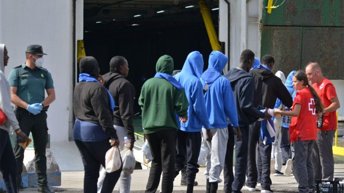 На Тенерифе будут собирать мигрантов с других островов? Уже доставили сотни На Тенерифе будут собирать мигрантов с других островов? Уже доставили сотни