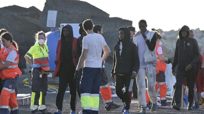 От 30 до 40 мигрантов из потерявшейся лодки погибли во время плавания От 30 до 40 мигрантов из потерявшейся лодки погибли во время плавания