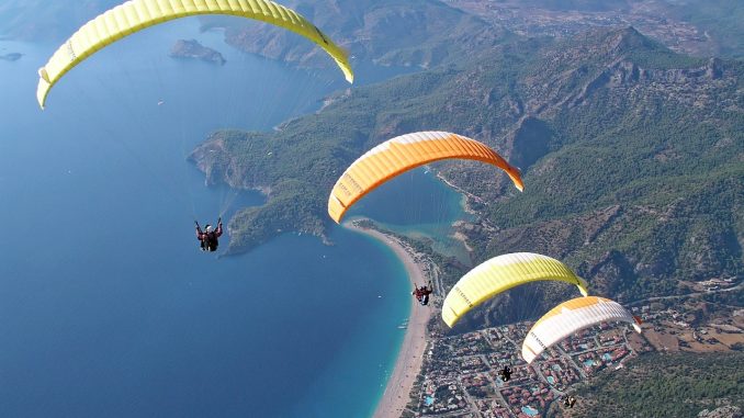 Тенерифе: на севере острова после падения в океан погиб парапланерист Тенерифе: на севере острова после падения в океан погиб парапланерист