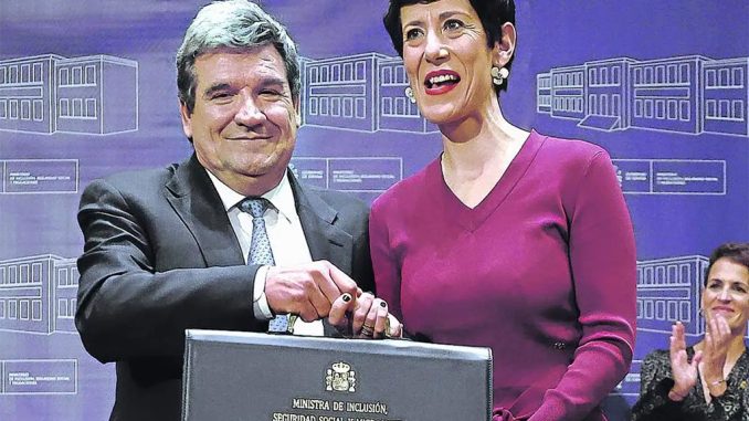 Лодки с мигрантами идут на Канары, Мадрид отделывается обещаниями Лодки с мигрантами идут на Канары, Мадрид отделывается обещаниями