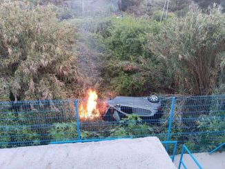 Тенерифе: пытались убежать от полиции, слетели с дороги, авто сгорело