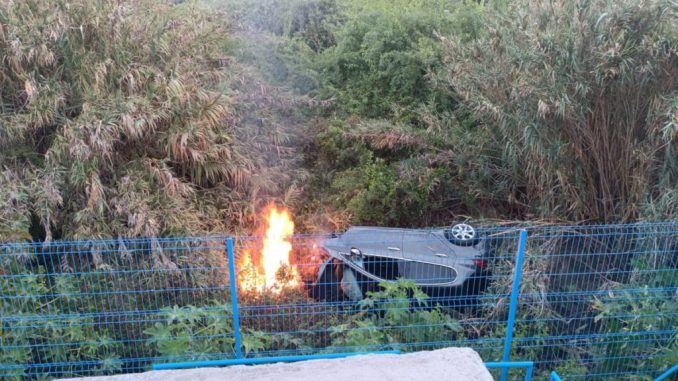 Тенерифе: пытались убежать от полиции, слетели с дороги, авто сгорело