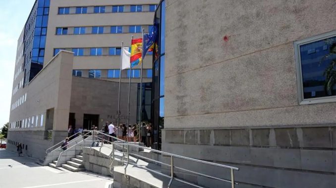 Тенерифе: помешал ребёнок в коляске, попытался выбросить его на дорогу