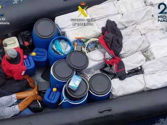 Возле Канарских островов перехватили лодку с кокаином - более четырёх тонн