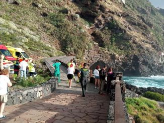 Сильные волны на Тенерифе: удалось спасти ребёнка, ищут пропавшего взрослого