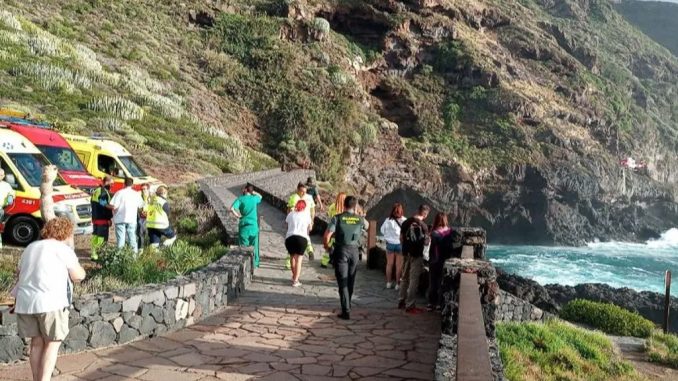 Сильные волны на Тенерифе: удалось спасти ребёнка, ищут пропавшего взрослого