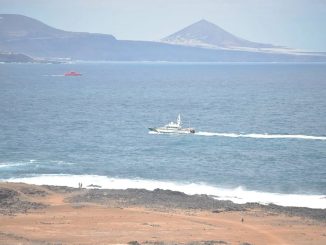 Продолжаются поиски несовершеннолетних, пропавших в океане на Канарах