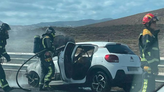 Сгорел автомобиль на южном шоссе острова Тенерифе TF-1 Сгорел автомобиль на южном шоссе острова Тенерифе TF-1