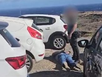 Поймали с поличным трёх человек, ворующих в авто на популярной парковке