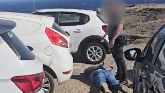 Поймали с поличным трёх человек, ворующих в авто на популярной парковке Поймали с поличным трёх человек, ворующих в авто на популярной парковке