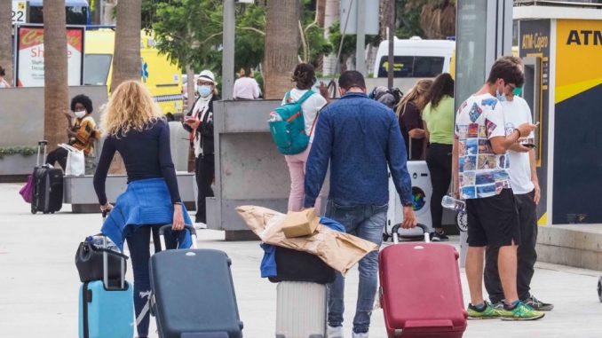 Президент Кабильдо Тенерифе признаёт, что нужны изменения: "туристы повсюду"