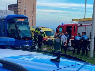 Мотоциклист, попавший под трамвай, в критическом состоянии