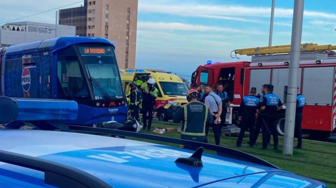 Мотоциклист, попавший под трамвай, в критическом состоянии