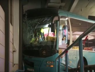 Автобус остался без тормозов, сбил несколько человек на станции