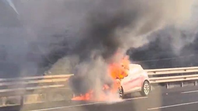 На южном шоссе Тенерифе - TF1 - дотла сгорел автомобиль На южном шоссе Тенерифе - TF1 - дотла сгорел автомобиль