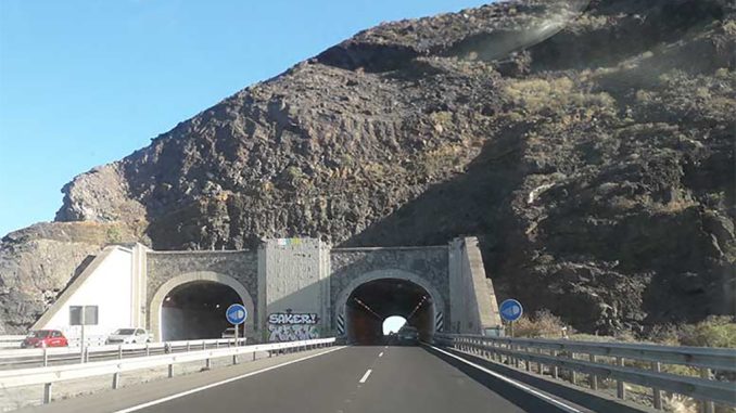 Серьёзное ДТП на шоссе TF-1 на острове Тенерифе, есть раненые Серьёзное ДТП на шоссе TF-1 на острове Тенерифе, есть раненые