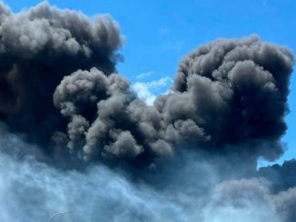 Пожар на юге Тенерифе с фейерверком от взрывов автомобилей