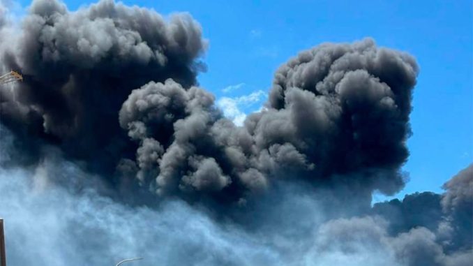 Пожар на юге Тенерифе с фейерверком от взрывов автомобилей Пожар на юге Тенерифе с фейерверком от взрывов автомобилей