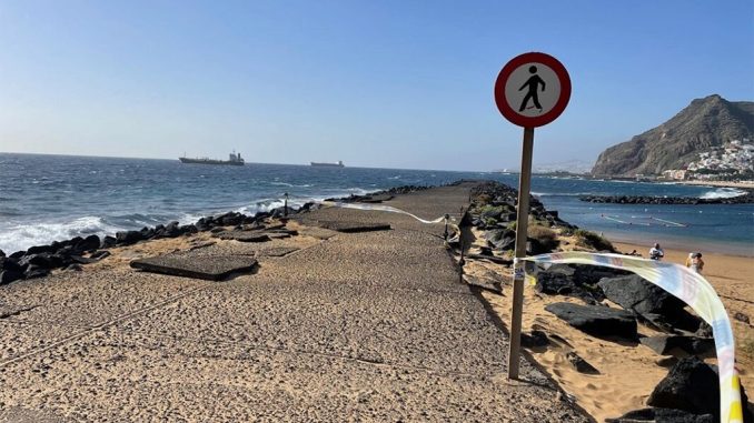 На севере Тенерифе погиб водитель автомобиля, упав с волнореза На севере Тенерифе погиб водитель автомобиля, упав с волнореза