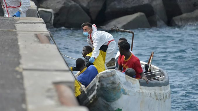 Число нелегальных мигрантов, плывущих на Канарские острова, почти удвоилось