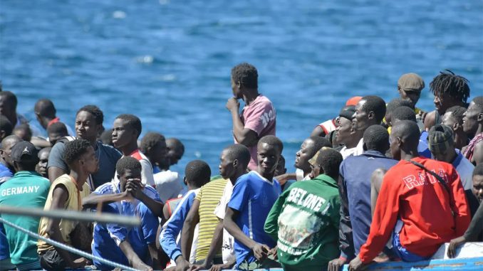 Более 1200 мигрантов прибыли на Канарские острова всего за 48 часов