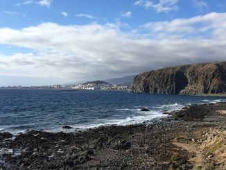 На пляже юга Тенерифе погиб мужчина, ещё один еле выбрался на берег