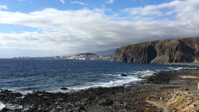 На пляже юга Тенерифе погиб мужчина, ещё один еле выбрался на берег На пляже юга Тенерифе погиб мужчина, ещё один еле выбрался на берег