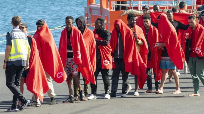 Это девятый вал? За 24 часа на Канары прибыли более 800 мигрантов на лодках Это девятый вал? За 24 часа на Канары прибыли более 800 мигрантов на лодках