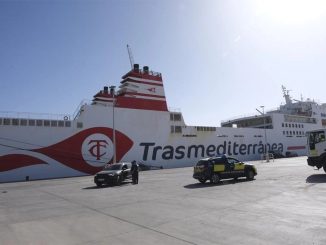 Канарские острова: из-за порыва ветра паром компании "Armas" столкнулся с волнорезом