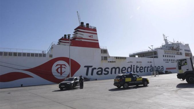 Канарские острова: из-за порыва ветра паром компании "Armas" столкнулся с волнорезом Канарские острова: из-за порыва ветра паром компании "Armas" столкнулся с волнорезом