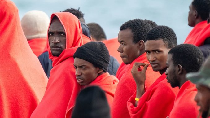 Более 900 нелегальных мигрантов из Африки прибыли на Канары за выходные Более 900 нелегальных мигрантов из Африки прибыли на Канары за выходные