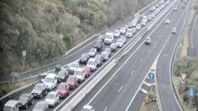 Хаос на северном шоссе острова Тенерифе: упал парапланерист, столкнулись авто Хаос на северном шоссе острова Тенерифе: упал парапланерист, столкнулись авто