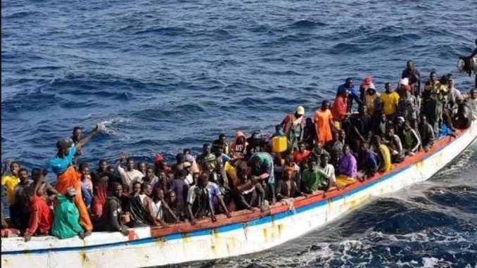 Кто же на самом деле доставляет нелегальных мигрантов из Африки на Канары? Кто же на самом деле доставляет нелегальных мигрантов из Африки на Канары?