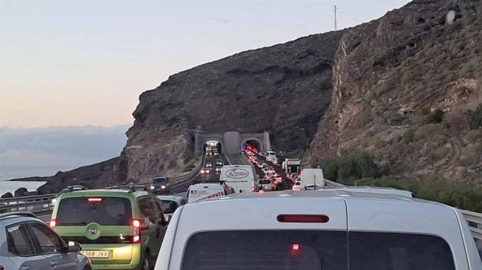 Трагедия на южном шоссе острова Тенерифе, погибший и тяжело раненая Трагедия на южном шоссе острова Тенерифе, погибший и тяжело раненая